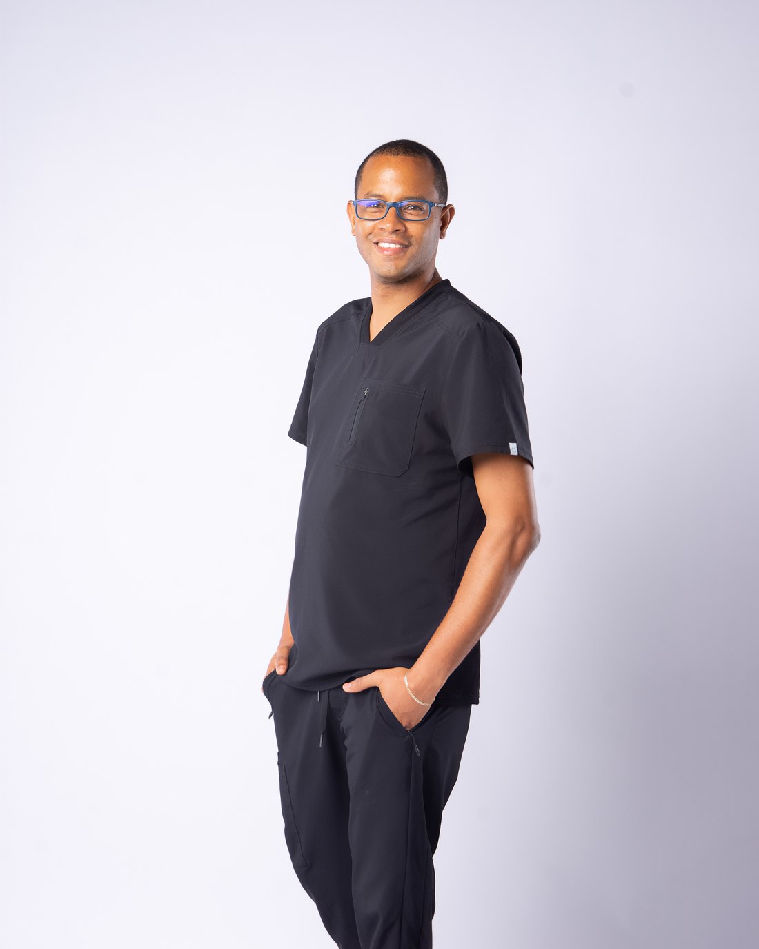 Retrato profesional del Dr. Rickart Peguero, cirujano general