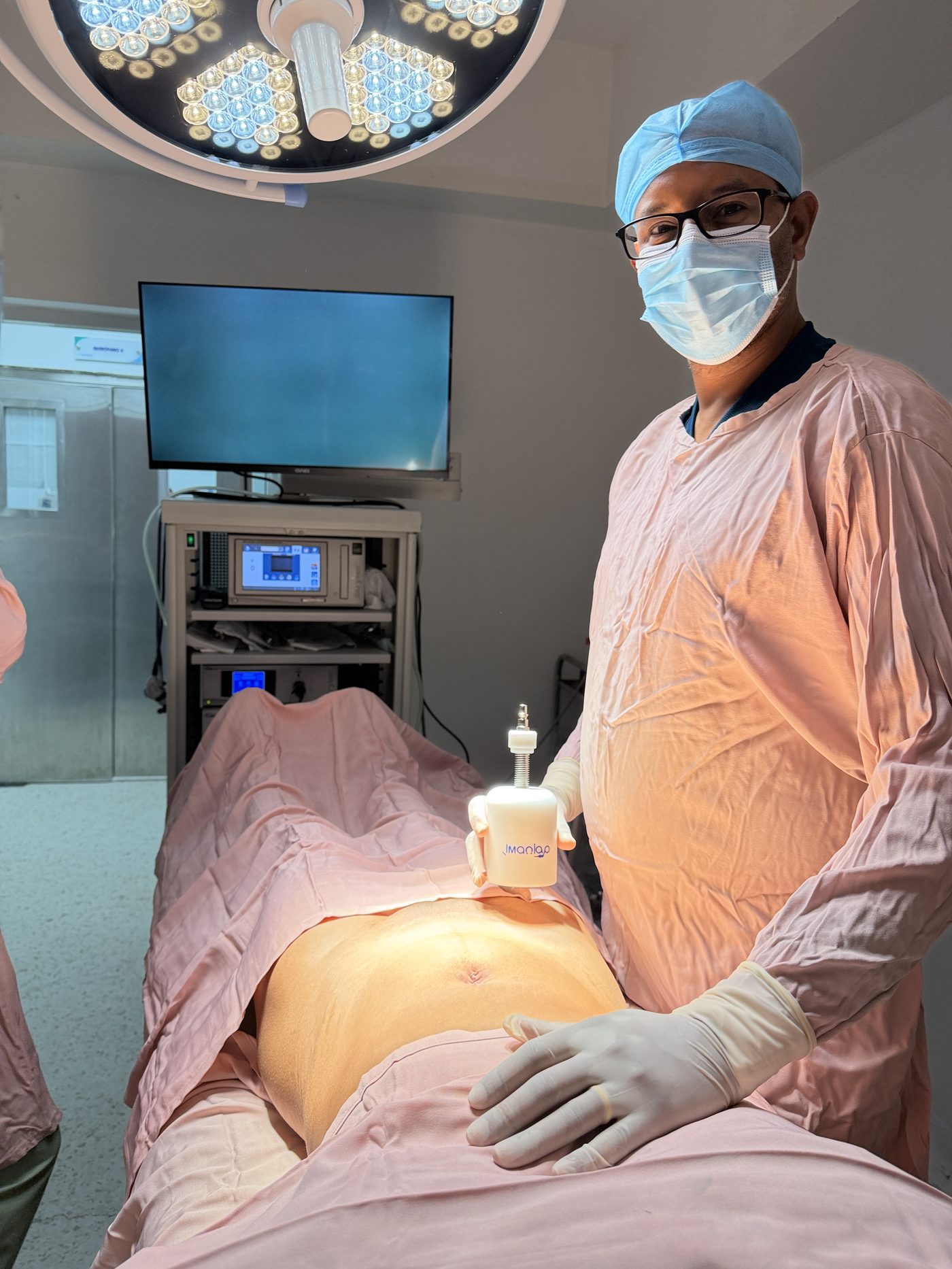 Dr. Rickart Peguero trabajando en un quirófano durante la preparación de un procedimiento laparoscópico